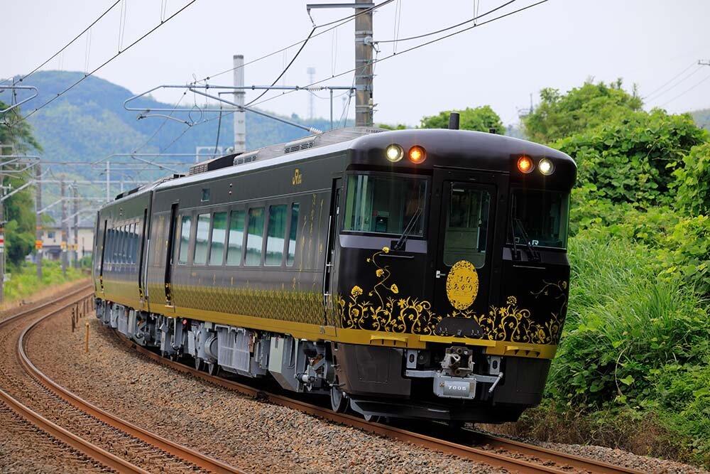 観光列車はなあかりの走行シーン